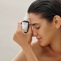 _Hydrating_Serum_Plus_30ml_DE-GB_IT-NL_Model_-_3664_1080x1080_Webshop.jpg