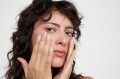 Nachtserum Anwendung Gesicht Model Weiblich Dunkelhaarig - 4581_dic_master.jpg