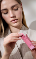 Lipstick 02 mandevilla Frühjahr 2025 LE Anwendung Model Weiblich Brünett - 47_master.png