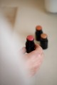 Lip-to-Cheek-Anwendung-Produkt-in-Hand-Model-Weiblich---1-WALA-UK_dic_master.jpg