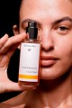 Gesichtstonikum 100ml DE-GB Produkt in Hand Gesicht Model Weiblich Dunkelhaarig - 6 (WALA UK)_dic_master.jpg