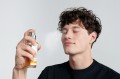 Gesichtstonikum Anwendung Sprühen Gesicht Model Männlich Dunkelhaarig - 0785_dic_master.jpg
