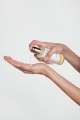 Reinigungsmilch 145ml DE-GB Anwendung Textur Hände Model Weiblich - 4323_dic_master.jpg